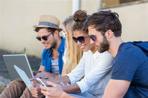 Amigos De La Cadera Sentados En La Acera Y Usando Computadora Port Til