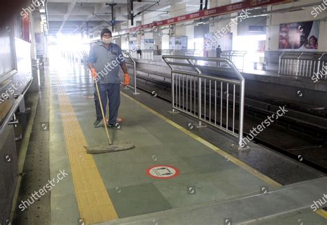 Delhi Metro Employee Mops Platform Huda Editorial Stock Photo Stock