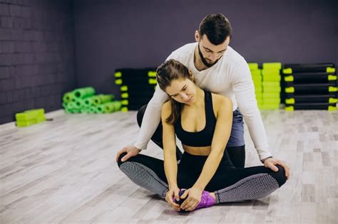 Casal Treinando Juntos Na Academia Foto Gr Tis