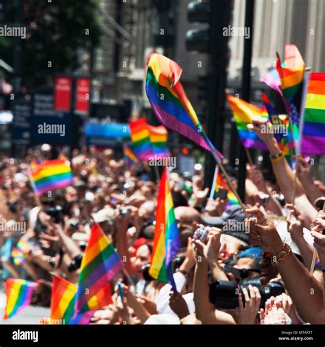 Personas Portando Banderas De Arcoiris En Desfile Del Orgullo Gay