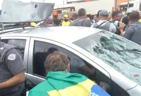 VÍDEO assista momento que motorista acelera carro e atropela manifestantes