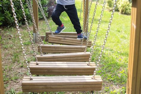 Sección baja de un hombre caminando por la escalera Foto Premium