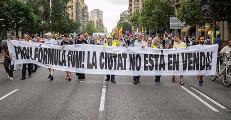 Unas Personas Protestan En Contra Del Road Show De F En La Calle