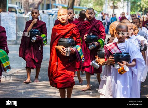 Junge Buddhistische M Nche Und Nonnen Warten In Der Schlange F R