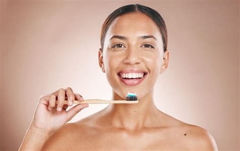 Portrait De Femme Ou Se Brosser Les Dents Dans Le Toilettage De L