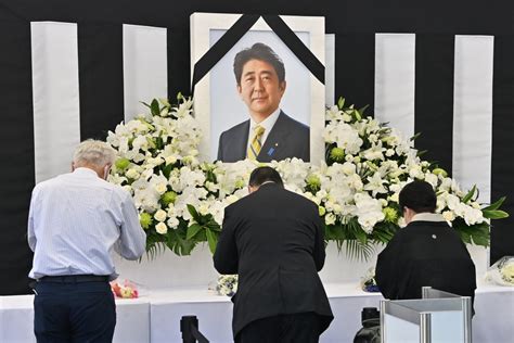 Afp News Agency On Twitter Thousands Of Japanese Have Offered Flowers