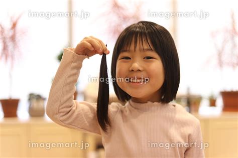 美容室で髪を切る日本人の女の子 ヘアドネーションイメージ （子ども／人物）の写真素材 256886244 イメージマート