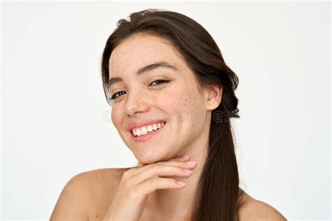 Joven Hispana Feliz Con Pecas En La Cara Aisladas En Blanco Retrato