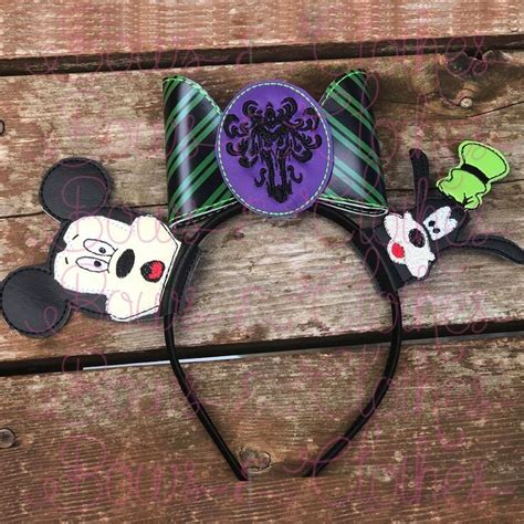 Mickey and Pluto - Scared Haunted Mansion | Machine embroidery, Mouse ...