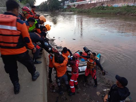 TIM SAR GABUNGAN TEMUKAN KORBAN TENGGELAM DI KALI CILIWUNG DALAM