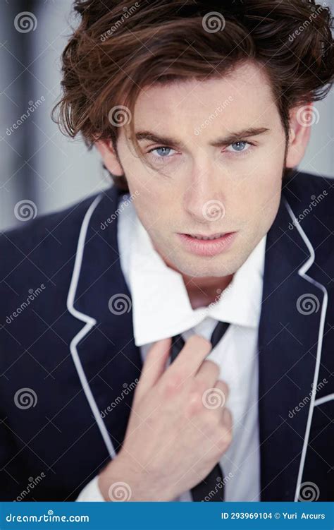 Mode En Portret Van De Mens In Studio Met Een Formele Klasklasse En