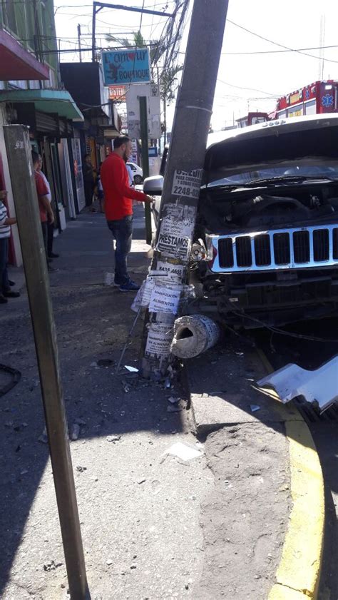 Carro Choca Contra Poste Y Lo Deja Falseado En Guadalupe