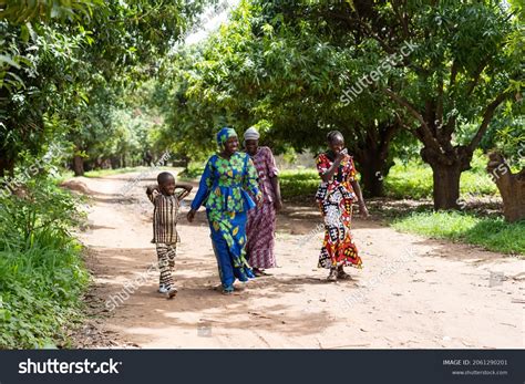 12,164 African villagers walking Images, Stock Photos & Vectors ...