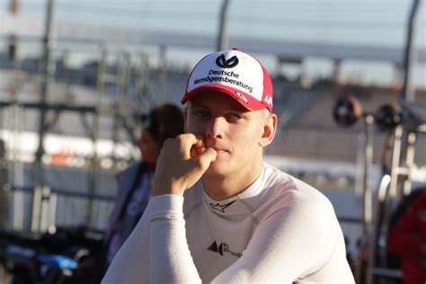 PHOTOS Mick Schumacher pose avec sa mère Corinna Betsch après sa