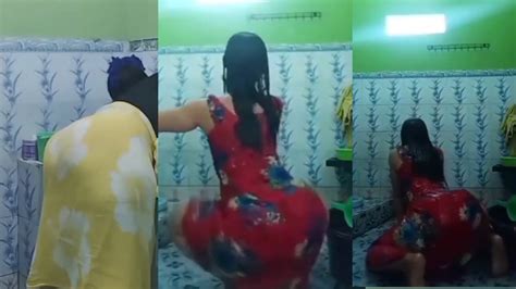 Tante Live Sambil Mandi Bokong Gede Tembeng Ngangkang Nungging Bikin