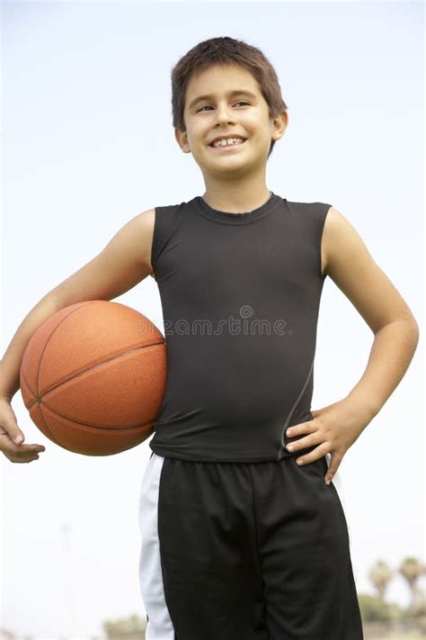 Junger Junge Der Basketball Spielt Stockfoto Bild Von Kugel