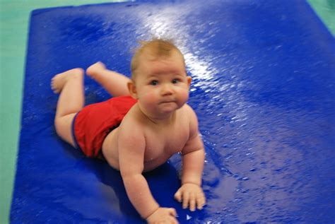 Babyschwimmen Kleinkinderschwimmen Pinguin Wassergewöhung und