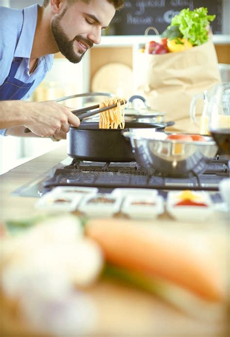 Sirva La Preparaci N De La Comida Deliciosa Y Sana En La Cocina Casera