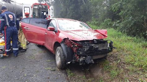 Carro Sai Da Br Bate Em Rvore E Motorista Fica Em Estado Grave