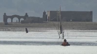 Waduk Jatigede Surut Akibat Kemarau Panjang Permukiman Yang Tenggelam