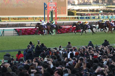 有馬記念を制したドウデュース（左端、5）（撮影・吉田 剛） ― スポニチ Sponichi Annex ギャンブル