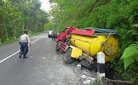 Tak Kuat Nanjak Truk Penyedot Tinja Terperosok Di Tanjakan Kulonprogo