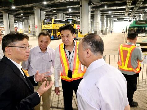 林世雄清晨視察香園圍運輸交匯處 稱交通秩序良好 新浪香港