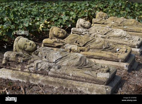 Tallas de piedra angelical marcar las tumbas de los niños Fotografía de