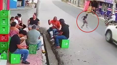 Watch Al Rojo Vivo Highlight Auto atropella a un niño que salió