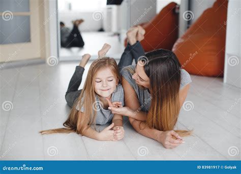 Mère Et Fille Se Trouvant Sur Le Plancher Et Le Regard à Lun Lautre Image Stock Image Du