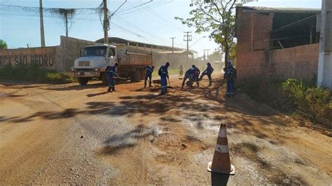 Equipes Realizam Servi Os De Limpeza E Recapeamento Em Ruas E Avenidas