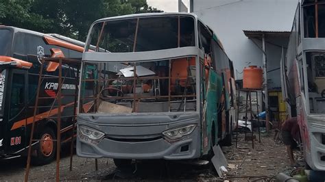 PROSES PENGELASAN DAN PENGUKURAN UNTUK KACA PADA BUS GAPURANING RAHAYU