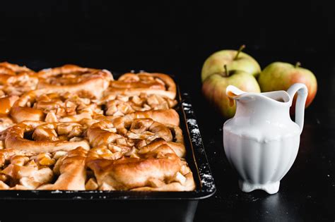 Hefeteigschnecken mit Apfel Füllung Karamellsauce Madame Dessert