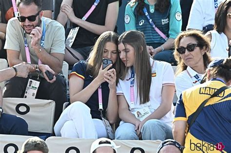 La Princesa Leonor Y La Infanta Sofía Viendo El Selfie Que Se Hicieron En Los Juegos Olímpicos