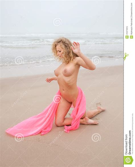 Mulher Do Nude Na Praia Do Mar No Dia Nevoento Imagem De Stock Imagem