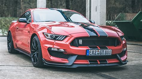 Tapety Na Pulpit Ford Shelby Mustang Gt Czerwony W Paski Samoch D