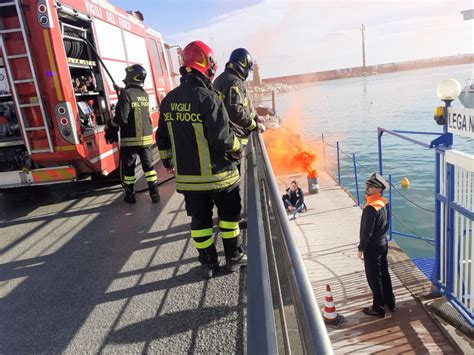 Civitanova incendio al porto ragazza intossicata dal fumo Ma è un