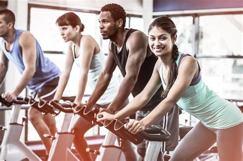 Colocar Personas Trabajando En Clase De Spinning En El Gimnasio Foto