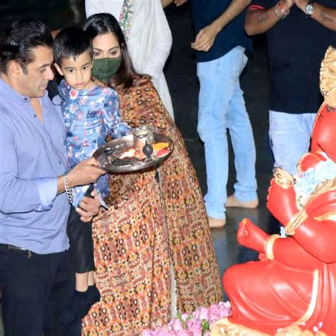 Ganesh Chaturthi 2022 From Shah Rukh Khan Salman To Hina Khan This Non Hindu Celebrities