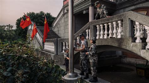 A Homage to Chinese Communism Is Destroyed in Taiwan - The New York Times