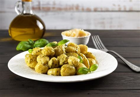 Gnocchi Di Patate Al Pesto Di Mascarpone Con Erbette E Pistacchi