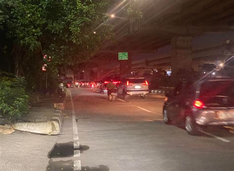 Arus Lalin Jalan Raya Kalimalang Terpantau Ramai Lancar Malam Ini