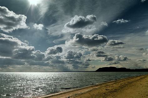 Cielo Iluminado Por El Sol De La Playa Del Mar En Las Nubes Ondas