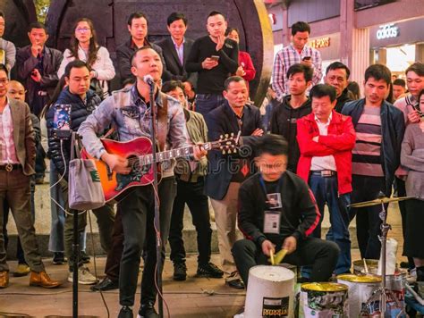 Artistas Callejeros Desconocidos Cantando En La Calle Huangxing