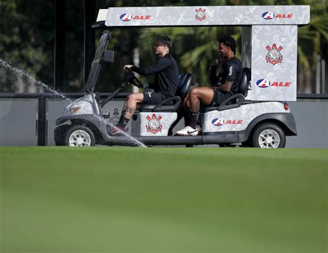 Gil e Róger Guedes em carrinho no CT Joaquim Grava