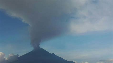 Mexicos Popocatepetl Volcano Spews Smoke Ash As Alert Level Stays Raised