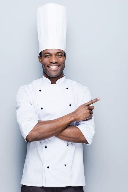 Oferta Especial Del Chef Confiado Joven Chef Africano En Uniforme