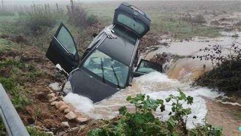 Carro Despista Se E Fica Submerso Em Coruche Motoristas Do Asfalto