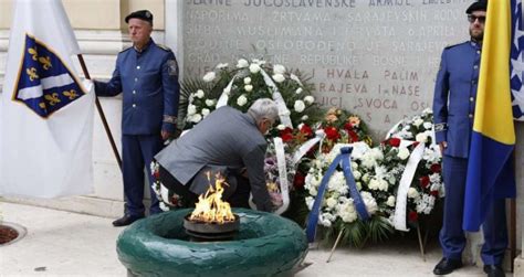 Položeni vijenci na spomen obilježje Vječna vatra povodom Dana pobjede