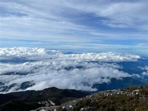 Capa De Nubes Flotando Cerca Del Monte Kinabalu Kundasang Sabah